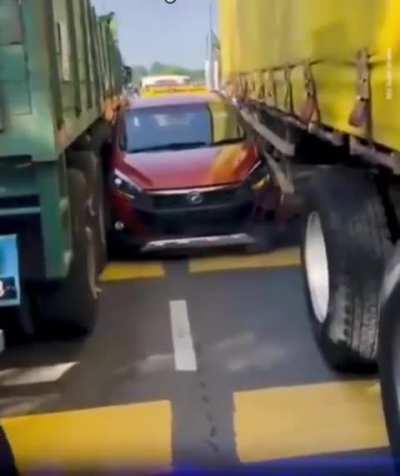Car goes the wrong way on the highway