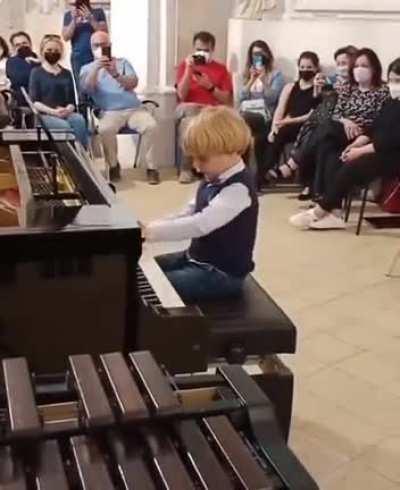 5 year old Piano Prodigy plays extremely difficult "Mozart’s Piano Sonata No. 16"