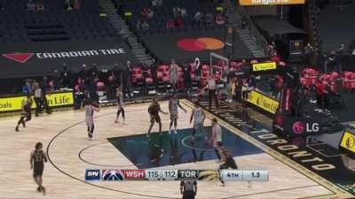 [Highlight] Fred VanVleet ties the game with 1 second left in regulation.
